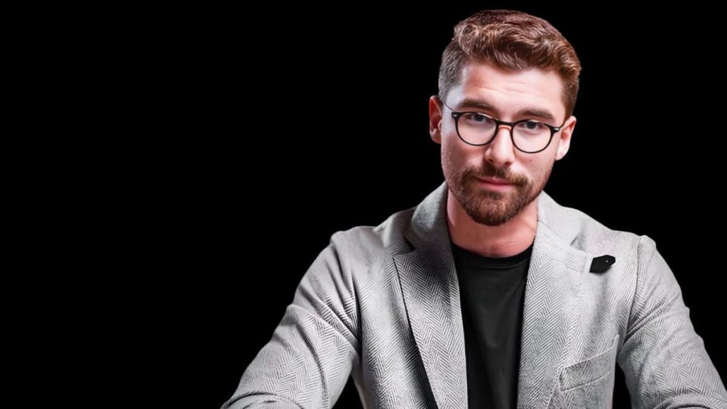 Iman Gadzhi est un entrepreneur britannique né le 3 janvier 2000, originaire du Dagestan (Russie). Spécialisé dans le marketing digital et le SMMA (Social Media Marketing Agency)