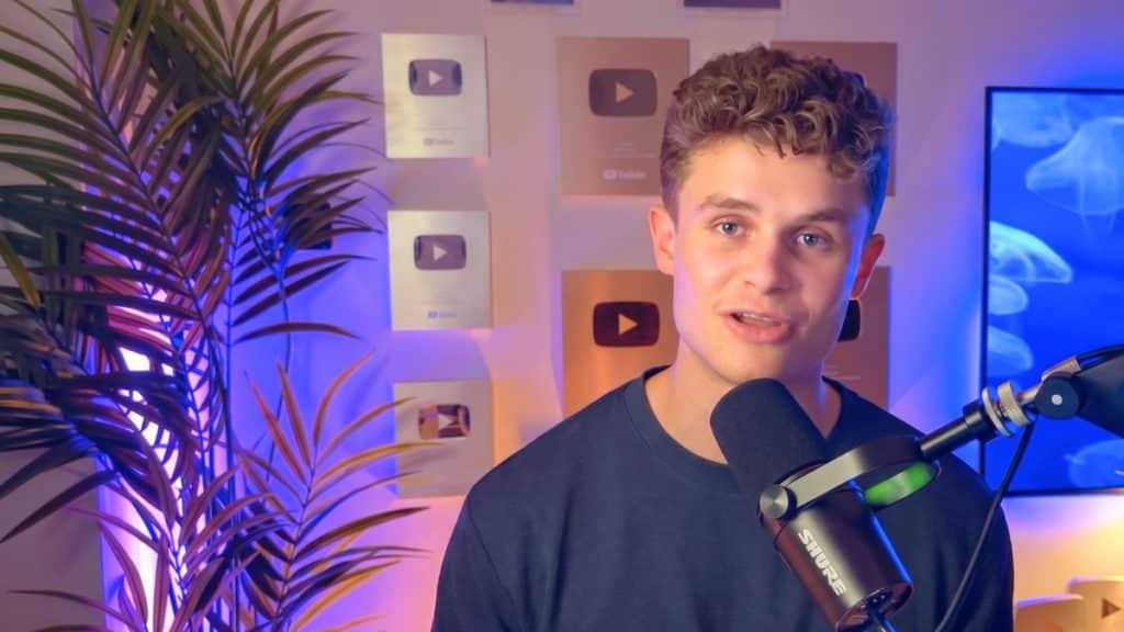 Amaury Witrant dans son studio entouré de ses plaques YouTube, fondateur de YouTube Freedom