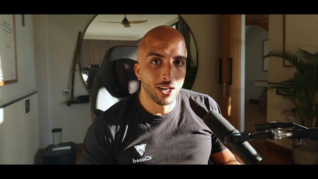 Ismael Esnousi, cofondateur d'iClosed, en plein enregistrement de podcast